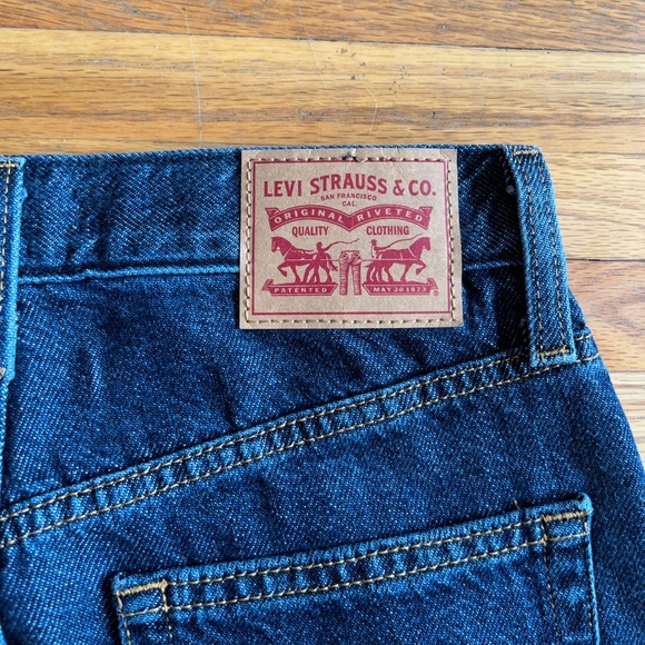 Levi Strauss Jeans - High Waisted Mom Jean (27) - Picture 2 of 5
